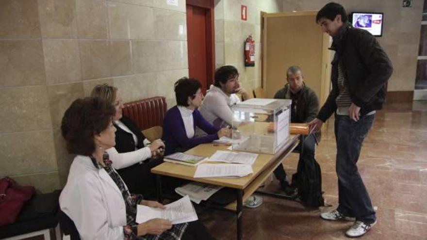 Una de las mesas electorales para elegir al nuevo Claustro Universitario instalada en el Campus de Zamora.