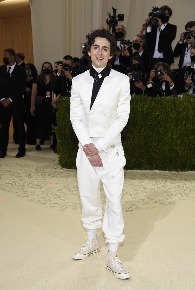 El actor Timothée Chalamet, con traje blanco en la gala Met 2021