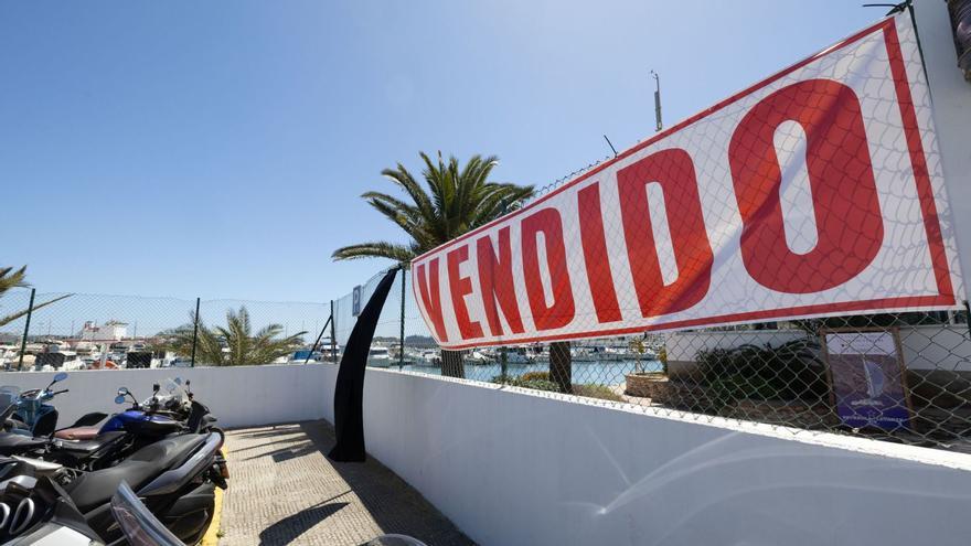 Cartel colgado a las puertas del Club Náutico ibiza.