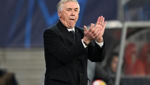 13 February 2024, Saxony, Leipzig: Real Madrid coach Carlo Ancelotti applauds to his players from the touchline during the UEFA Champions League round of 16 first leg soccer match between RB Leipzig and Real Madrid at the Red Bull Arena. Photo: Robert Mic