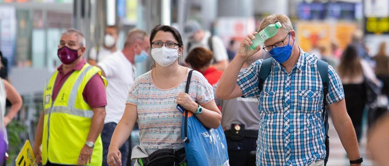 Turistas británicos en el Aeropuerto de Tenerife Sur.