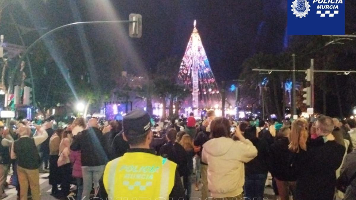 Imagen de archivo de un Policía Local durante el encendido del árbol de Navidad de Murcia.