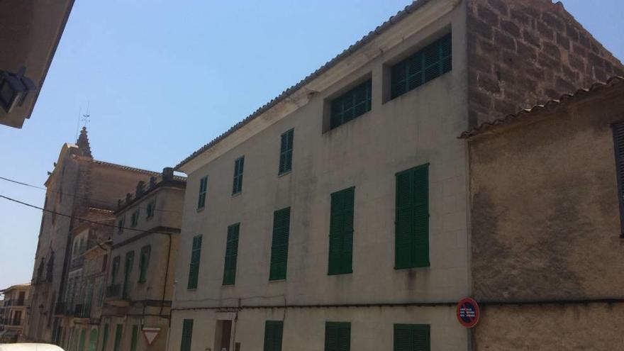 El viejo edificio de las monjas (actual &#039;escoleta&#039;, Racó Solidari y Es Pla Education Centre) está en venta.