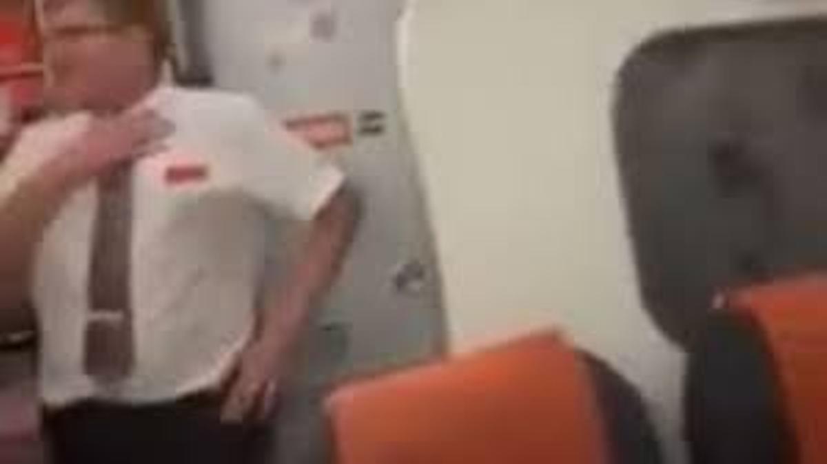 Vídeo | Gravada una parella mantenint relacions sexuals en un avió destí Eivissa