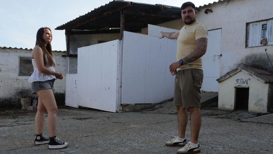 Manuel y Paula Garrote transformarán la antigua granja de porcino de su abuelo en un apartahotel inspirado en la Tierra Media de J.R.R. Tolkien. | JOSÉ LUIS FERNÁNDEZ