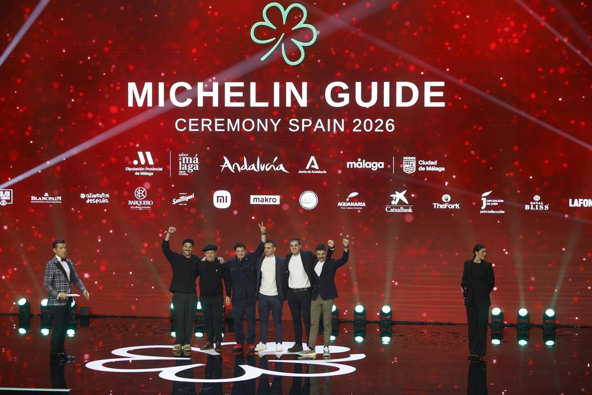 David Rivas, de Terrae (izda.), con el resto de chefs que en 2026 lucirán por primera vez la estrella verde Michelin