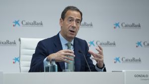 Archivo - El consejero delegado de CaixaBank, Gonzalo Cortázar, a 5 de mayo de 2023, en Valencia, Comunidad Valenciana (España).