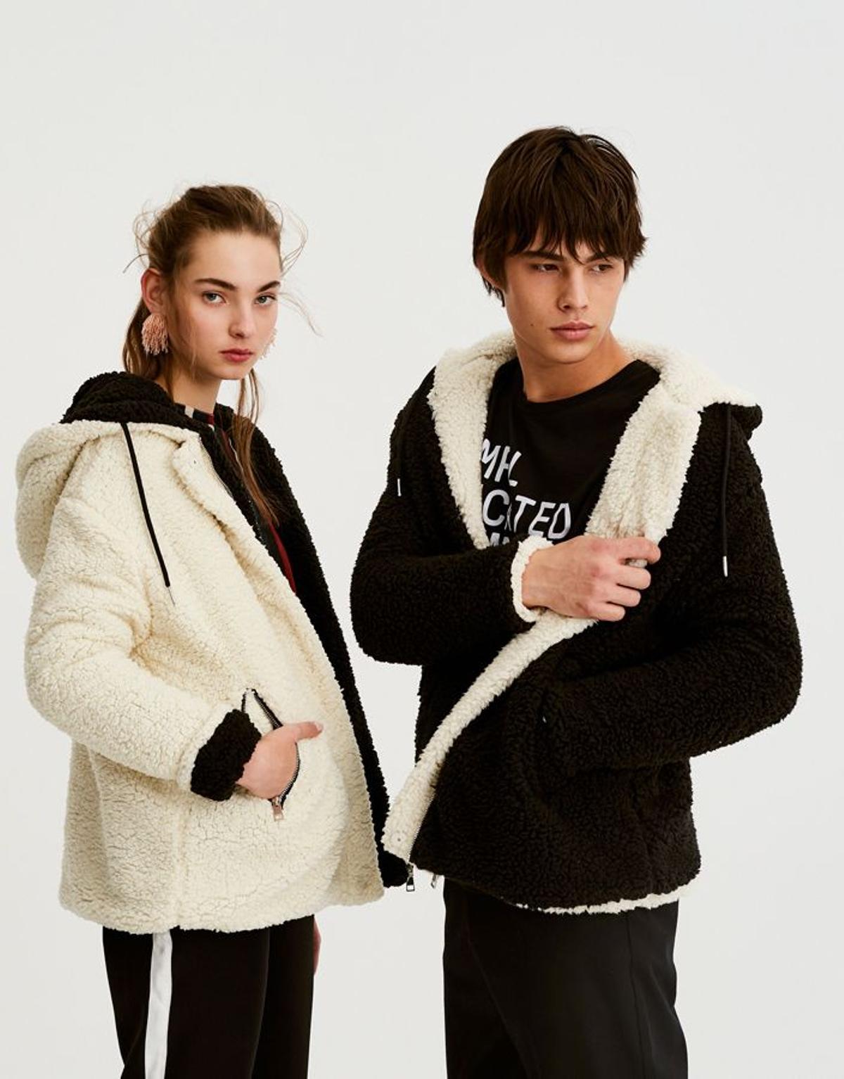 Colección 'unisex' de Pull&amp;Bear: cazadora de borreguillo reversible