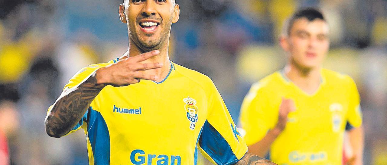 Viera celebra su último tanto con la UD, el 8 de diciembre del 2019 en el Gran Canaria. Detrás, Pedri González.