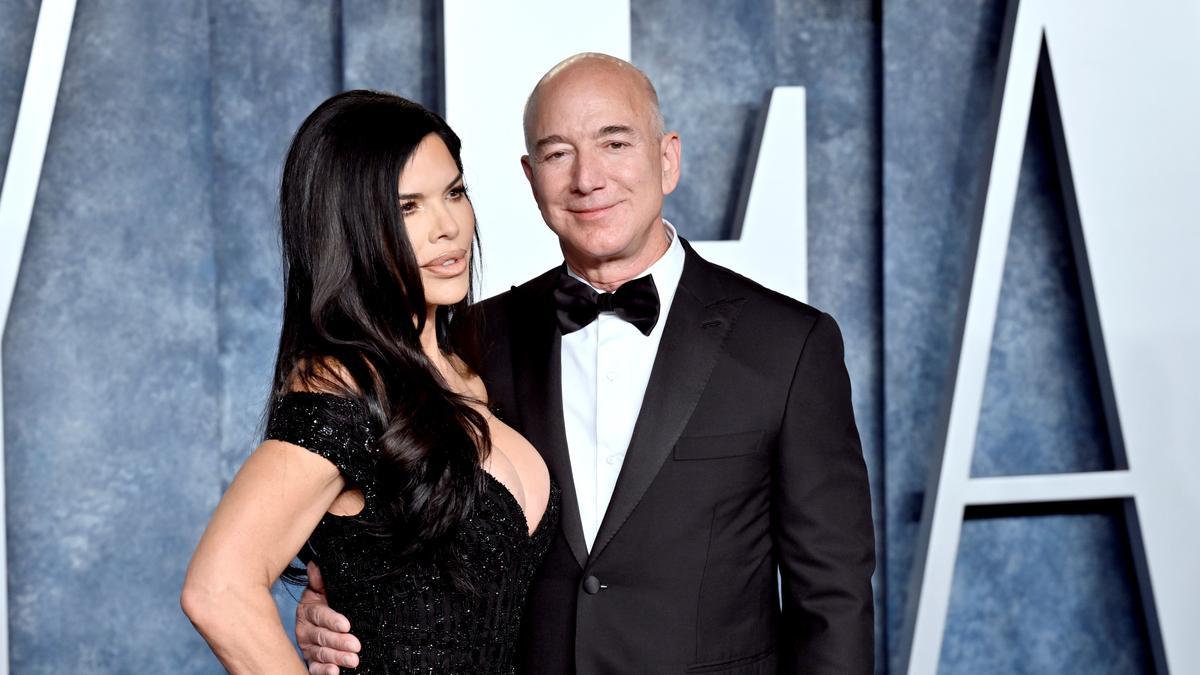 Jeff Bezos und Freundin Lauren Sanchez kommen zur Vanity Fair Oscar Party im Wallis Annenberg Center for the Performing Arts in Beverly Hills.