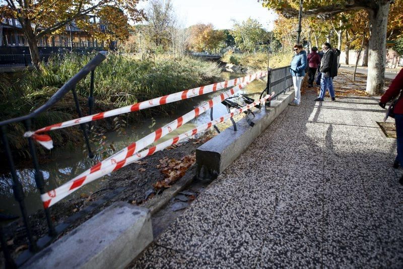 Los Bomberos de Zaragoza sacan un vehículo del canal