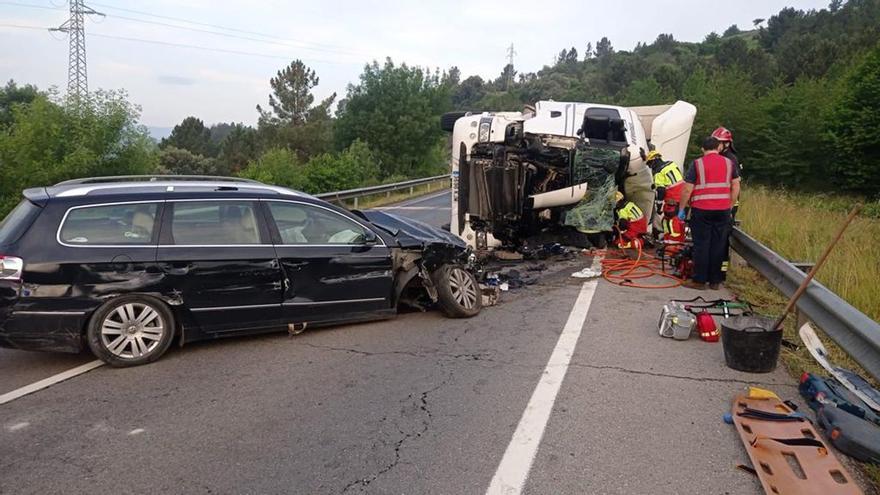 Dos muertos en un brutal accidente entre un camión y dos coches en Valdeorras