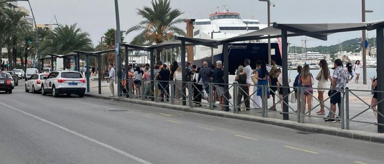 Colas para tomar un taxi también en octubre | E. RODRÍGUEZ