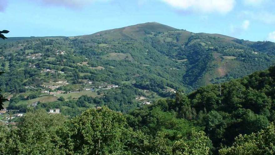 Terrenos del Monte Polio vistos desde el valle de Turón.