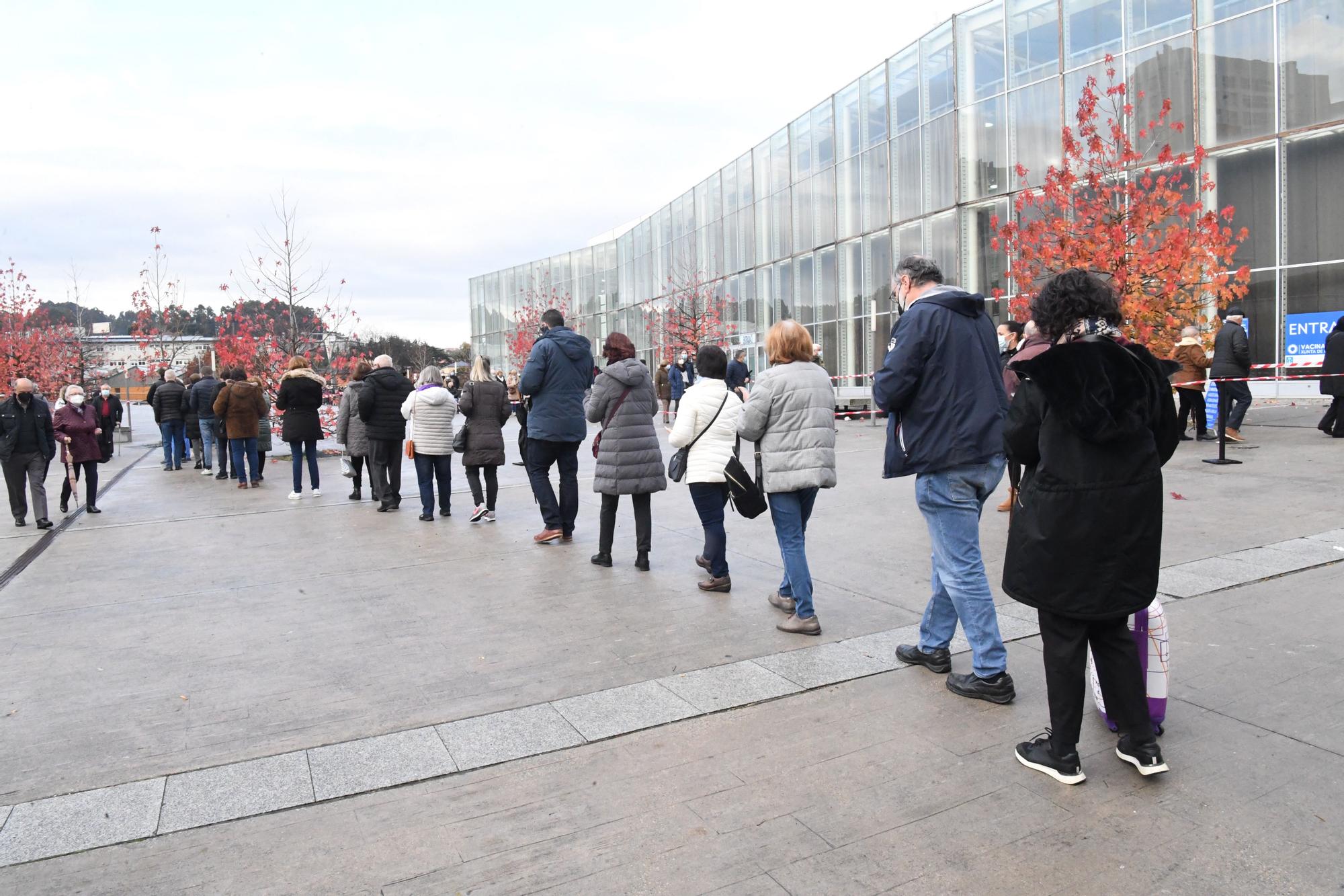 Colas en Expocoruña para recibir la tercera dosis de la vacuna contra el COVID-19