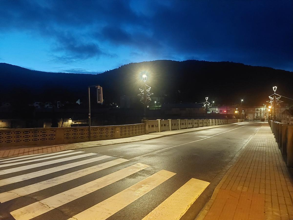 El puente de acceso a Bocairent, despejado a primera hora de este martes.