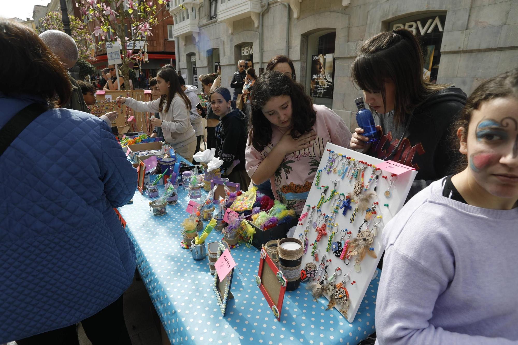 EN IMÁGENES: Así ha sido el mercadillo escolar de Avilés para recaudar dinero para su viaje de estudios