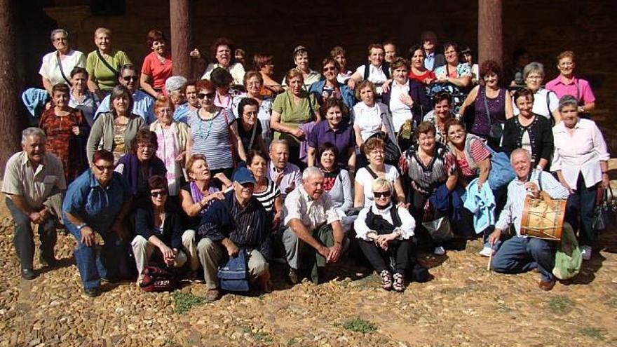 Foto de familia de las asistentes a la visita de al centro de interpretación leonés.