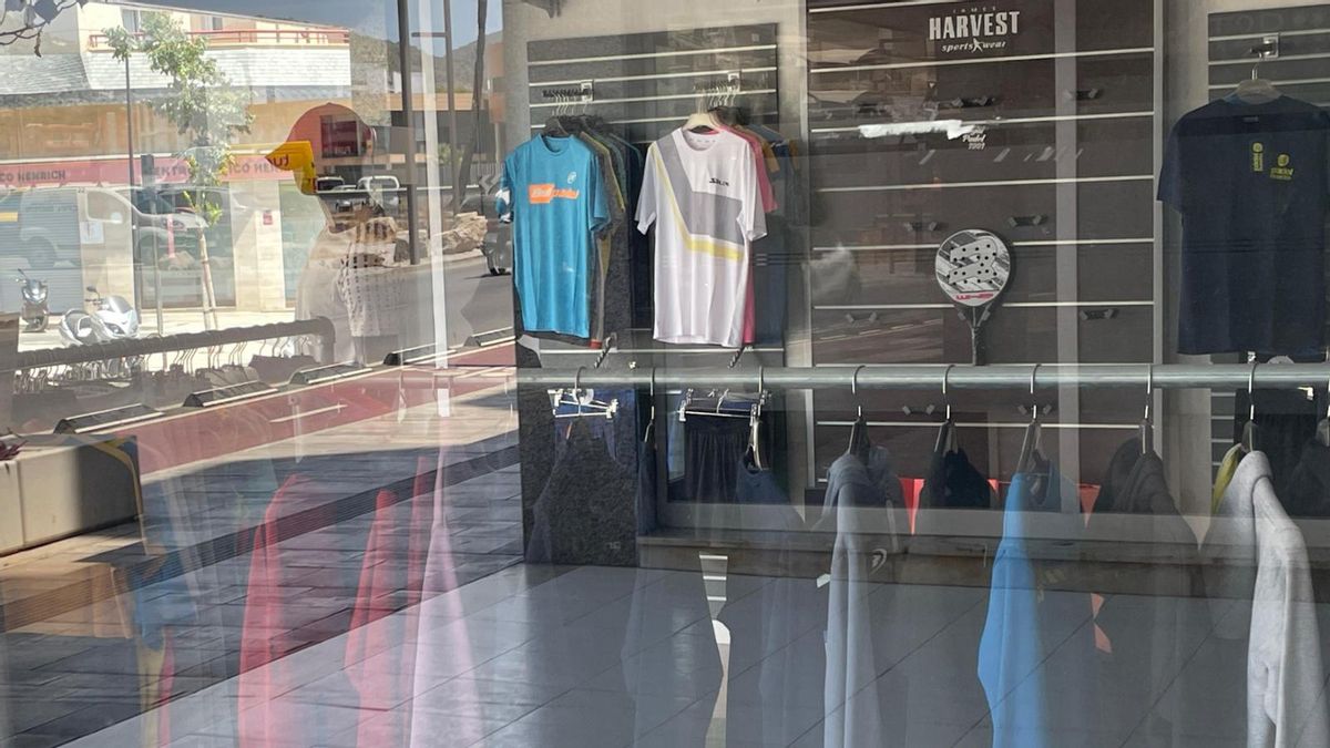 Escaparate de uno de los locales robados