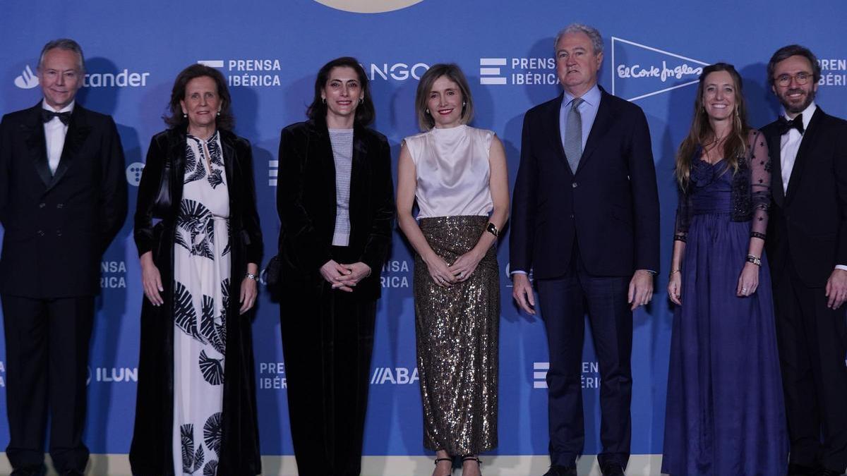 De izquierda a derecha, José Joly, presidente de AMI; Sofía Osborne, presidenta del Grupo Osborne; María Luisa Martínez, directora de Comunicación y Relaciones Institucionales de CaixaBank; Ainhoa Moll, directora editorial y adjunta a la Presidencia de Prensa Ibérica; Jordi García-Tabernero, director general de Comunicación y Relaciones Institucionales de Naturgy; Usoa Arregui, y Aitor Moll, consejero delegado de Prensa Ibérica.