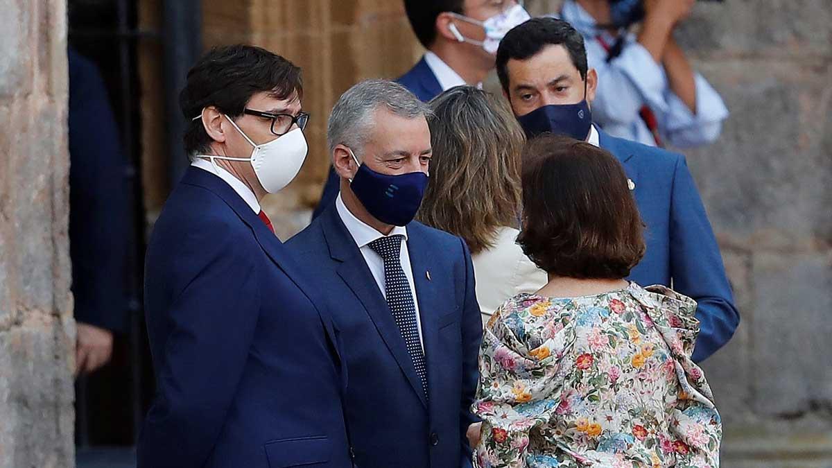 Urkullu asiste finalmente a la Conferencia de Presidentes. En la foto, Urkullu conversa con el ministro de Sanidad, Salvador Illa, y la vicepresidenta primera del Gobierno, Carmen Calvo.