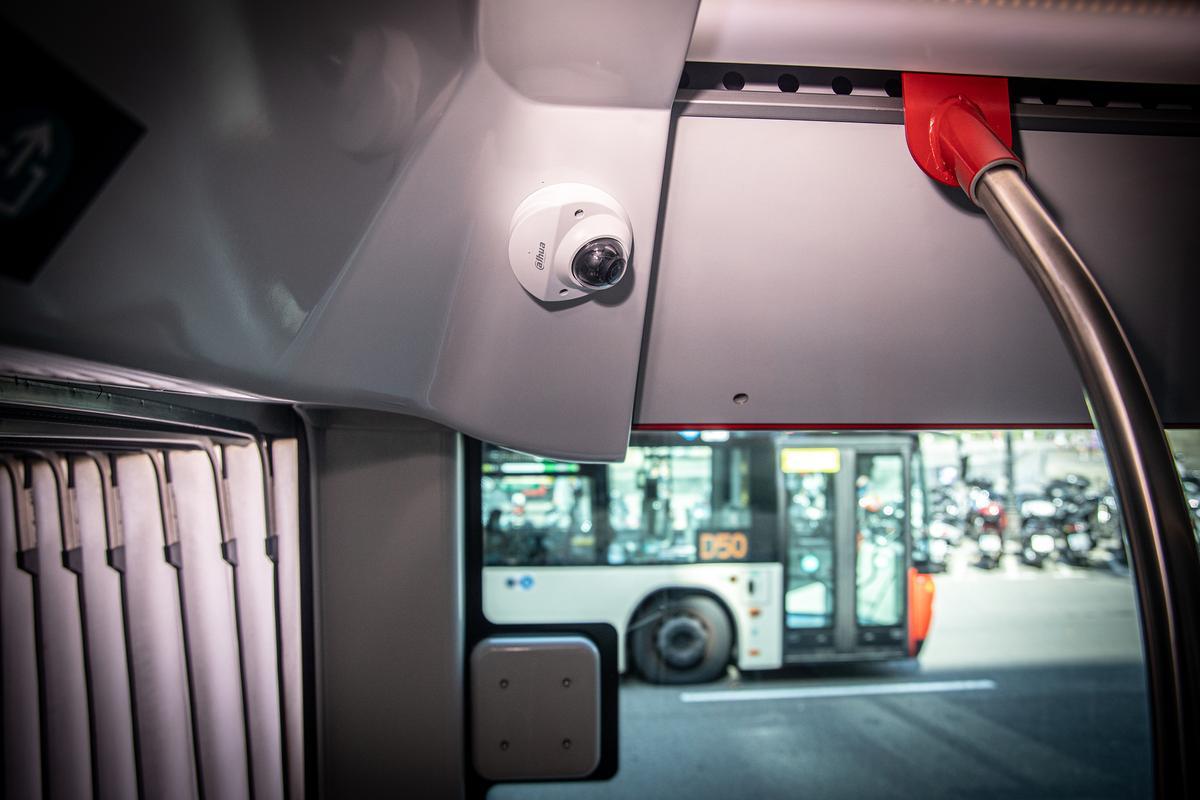 Una de las cámaras de vigilancia ya instaladas en uno de los autobuses articulados de TMB