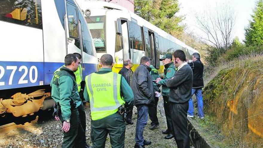 Agentes de la Guardia Civil y ferroviarios, ante los trenes accidentados en enero en San Claudio.