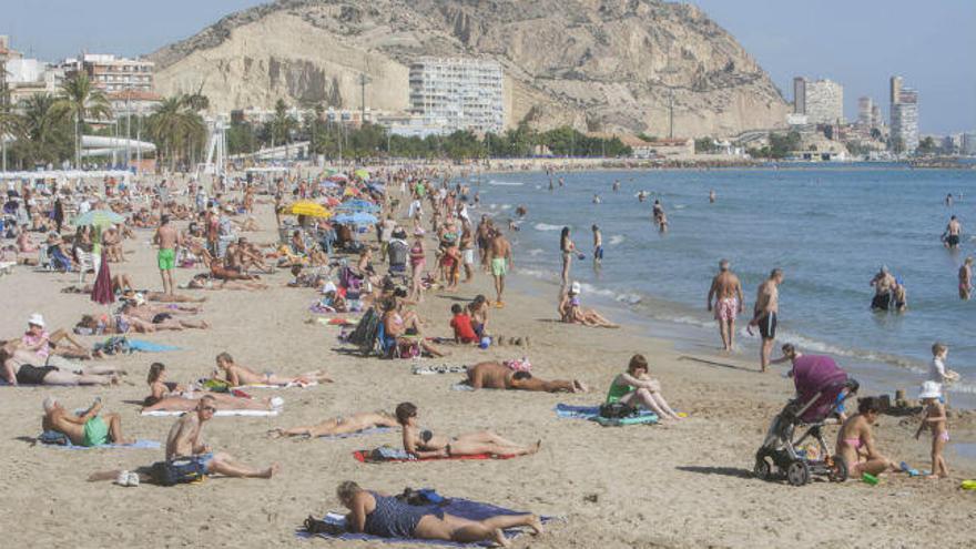 Una image de esta semana de la playa del Postiguet, en Alicante