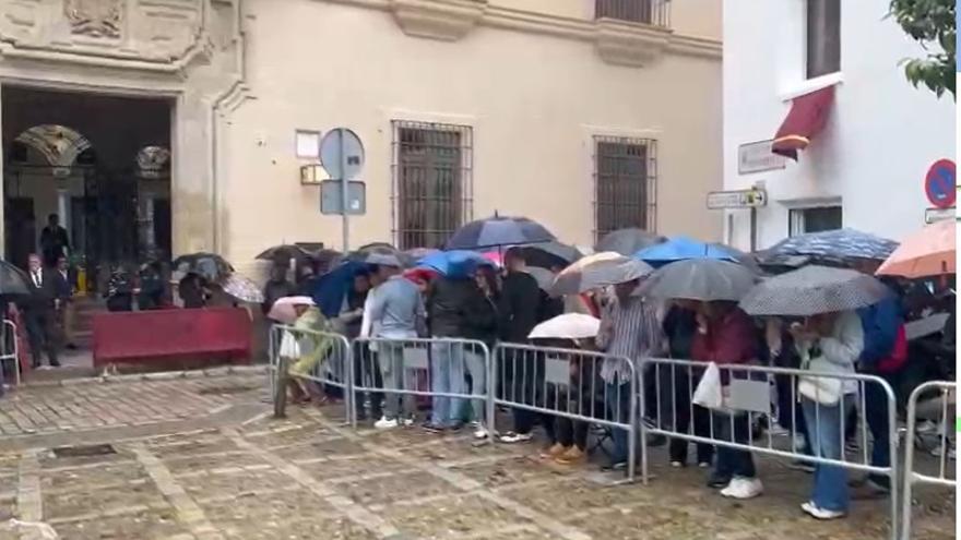 Minutos antes de la salida de La Redención, diluvia en la Plaza de Jesús de La Redención