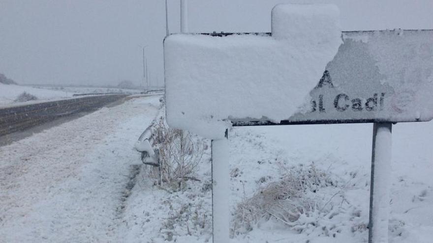 Un senyal de trànsit que indica el túnel del Cadí tapat per la neu.