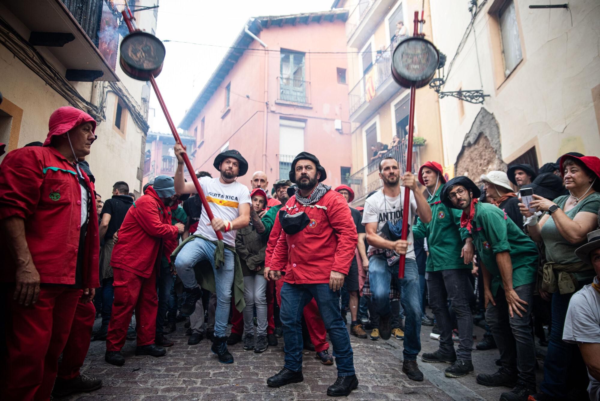 Les millors fotos dels primers salts del passacarrers de la Patum 2025