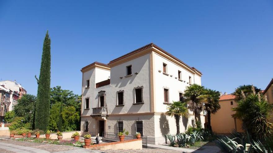 José Manuel Ciria inaugura 'Memoria y cenizas' en Cáceres, u