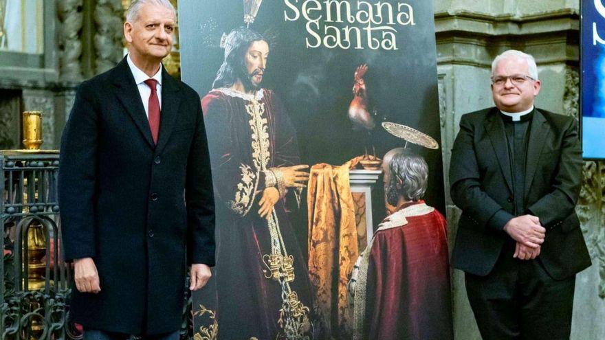 El alcalde, Francisco Linares, y el párroco Honorio Campos, junto al cartel.