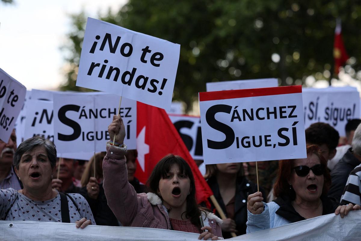 Decenas de personas durante una manifestación en apoyo a Pedro Sánchez, hoy 28 de abril de 2024, en Madrid. La manifestación se ha convocado bajo el lema ‘Sus chantajes, sus bulos y su mafia no pueden contra la democracia y contra el pueblo’