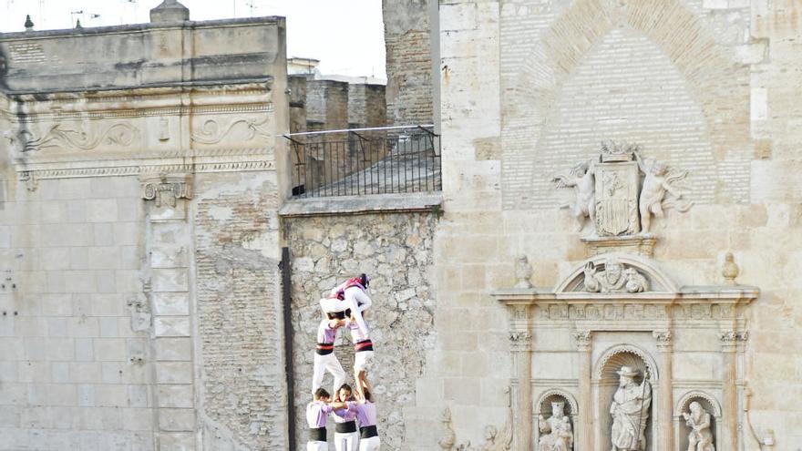 La Jove completa la torre de 9 alturas, ayer, en Algemesí.