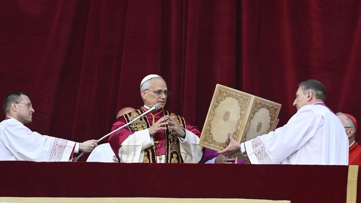 El papa León XIV, durante su primer discurso en el balcón de la basílica de San Pedro, este jueves.
