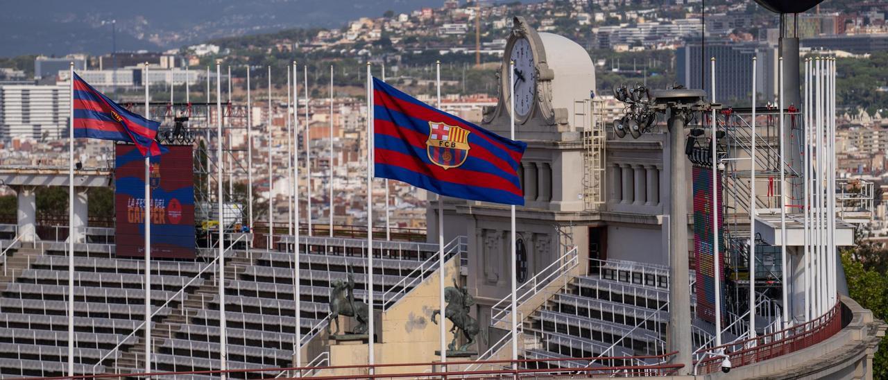 Estadio olímpico de Montjuïc, con las banderas del Barça al inicio del exilio blaugrana por obras en 2023