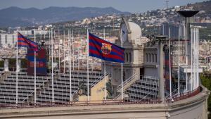 Estadio olímpico de Montjuïc, con las banderas del Barça al inicio del exilio blaugrana por obras en 2023