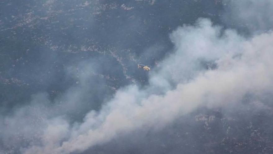 Un incendio calcina parte de la zona llanisca de la sierra del Cuera
