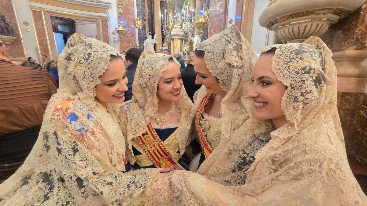 La emotiva despedida de Marina Civera en la Ofrenda de falleras mayores