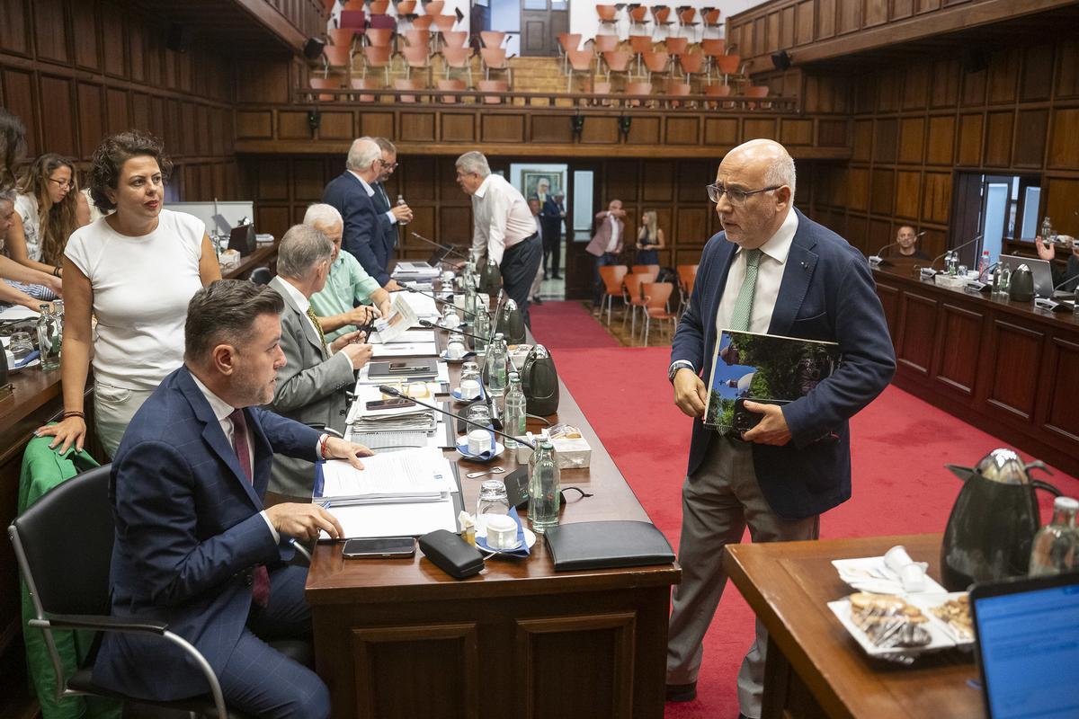 Antonio Morales, a la derecha, al inicio del Pleno del Cabildo del mes de junio