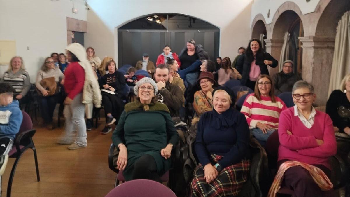 Asistentes a la reunión de este martes en Grado para impulsar el grupo de teatro.