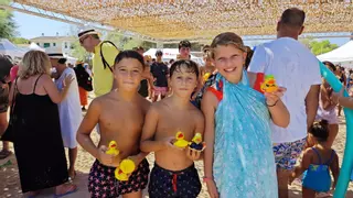 Un chapuzón multitudinario con patos convierte a Can Picafort en un foco de diversión