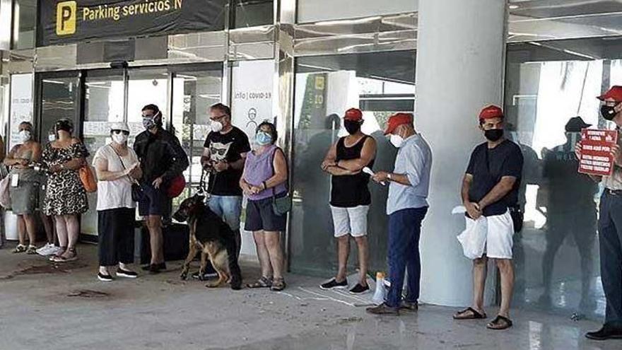 Die für die Gepäckwagen zuständigen Mitarbeiter beim Streik am Flughafen auf Mallorca