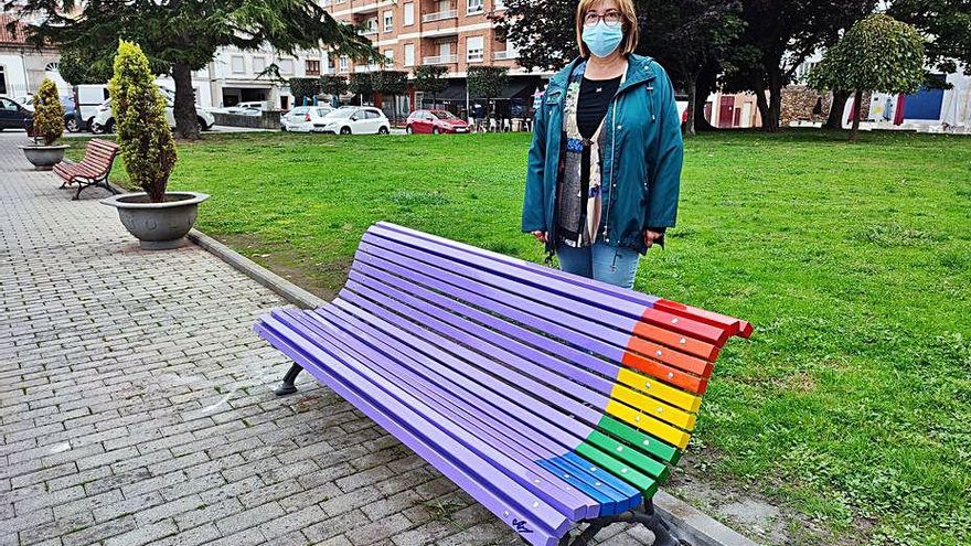 Belén Fernández, junto al banco morado con la bandera arcoíris.