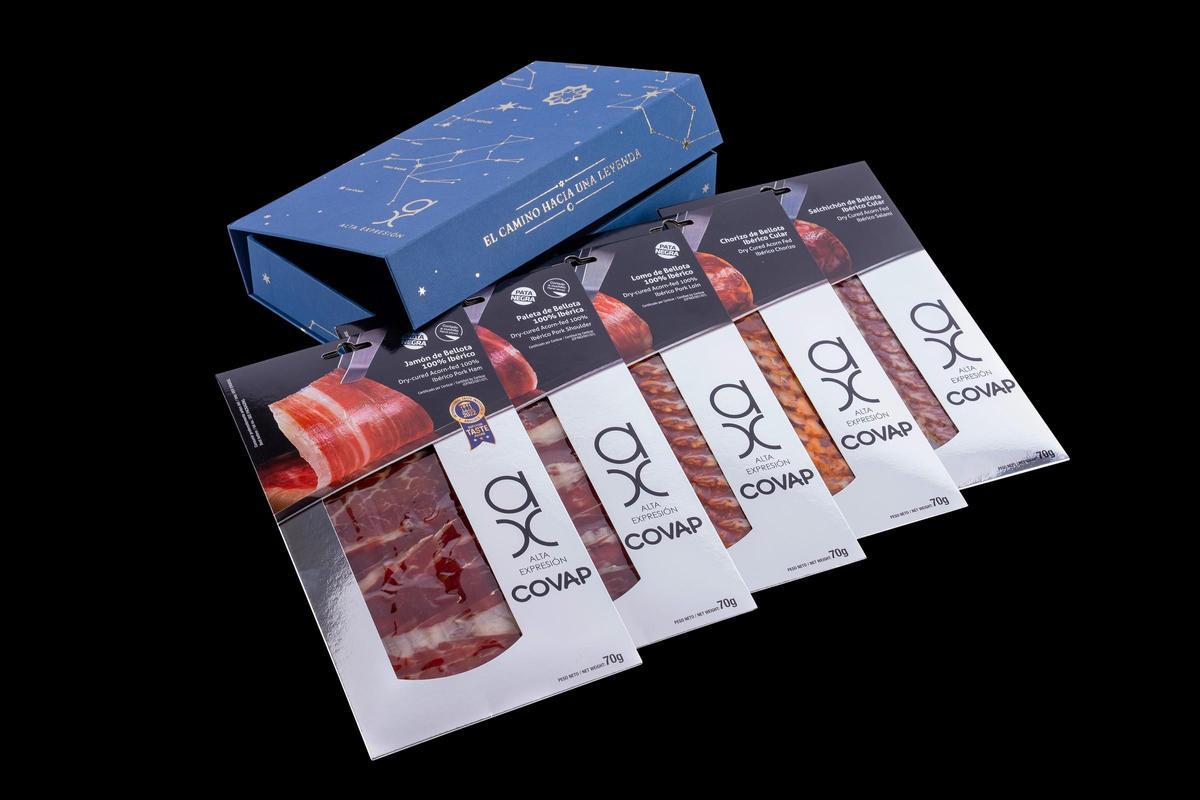El estuche 1 contiene cinco sobres de 70 g cada uno de jamón y paleta de bellota 100% ibéricos cortados a cuchillo, y lomo, salchichón y chorizo de bellota ibéricos loncheados. P.V.P: 65 €