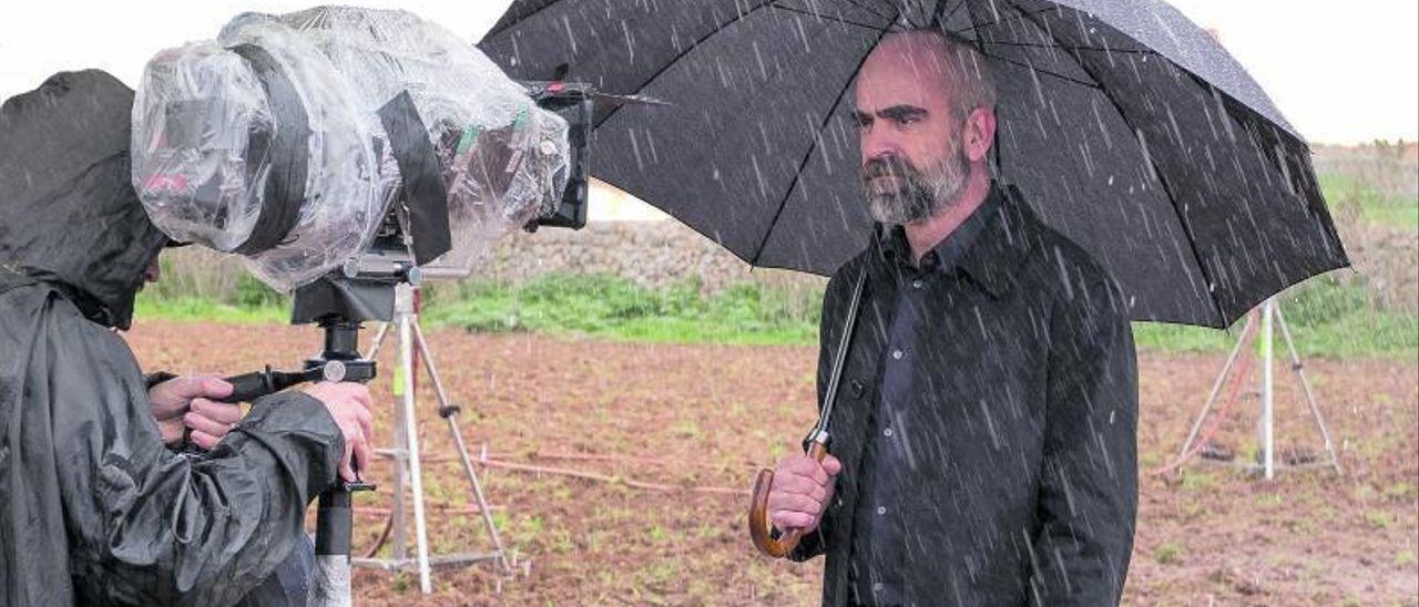 Luis Tosar en un patatal lloviendo a cántaros.