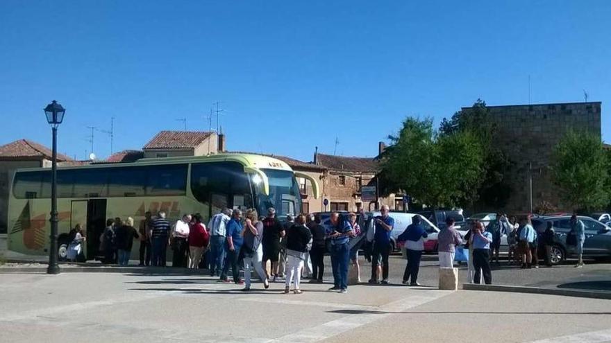 Un grupo de turistas accede a la plaza de San Agustín para recorrer el centro de recepción de visitantes.