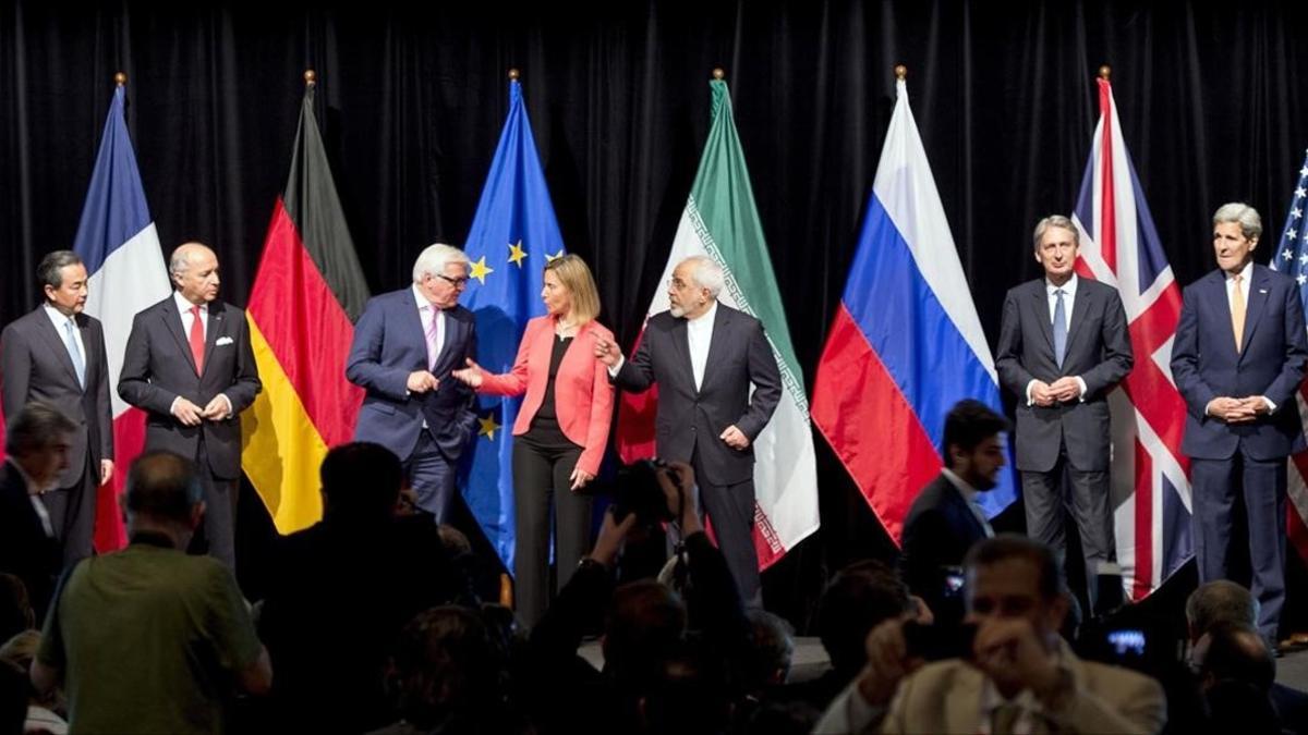 Los ministros de Exteriores de Irán y de las grandes potencias, tras alcanzar el acuerdo, en Viena, en el 2015.