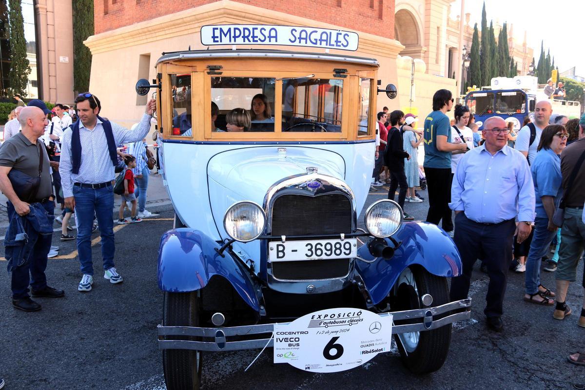 Los autobuses clásicos vuelven a recorrer el centro de Barcelona